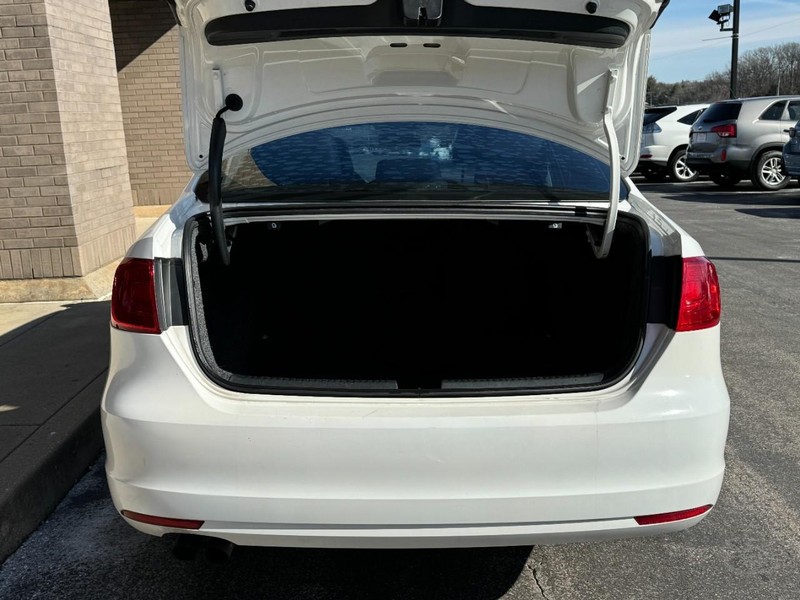 Volkswagen Jetta Sedan Vehicle Image 08