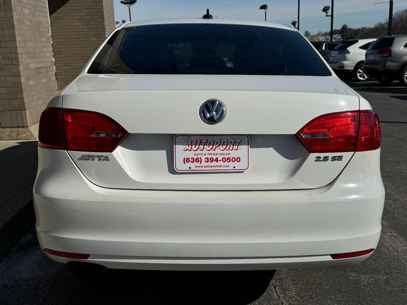 Volkswagen Jetta Sedan Vehicle Image 09