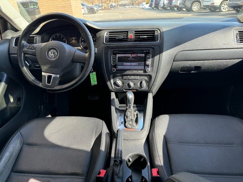 Volkswagen Jetta Sedan Vehicle Image 11