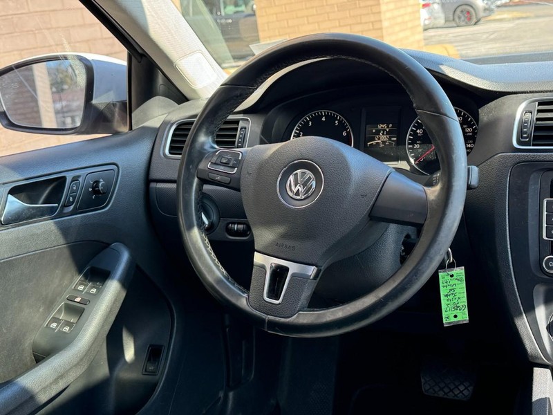 Volkswagen Jetta Sedan Vehicle Image 12