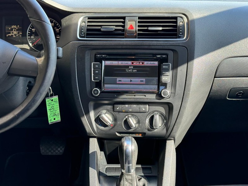 Volkswagen Jetta Sedan Vehicle Image 13