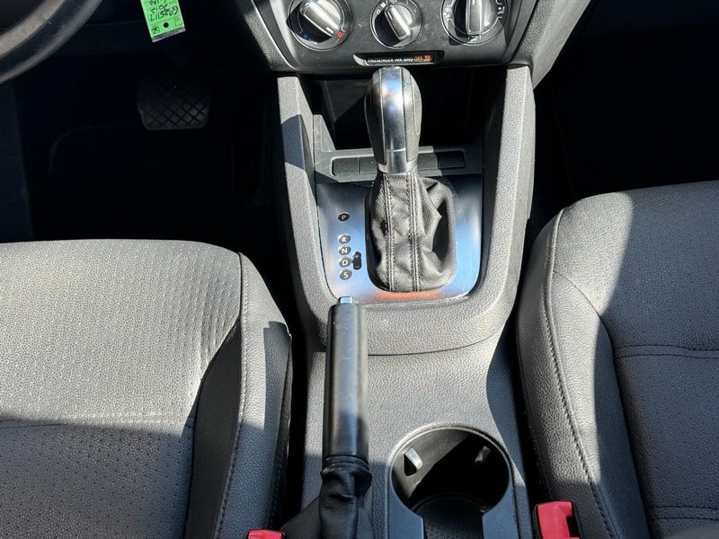 Volkswagen Jetta Sedan Vehicle Image 14