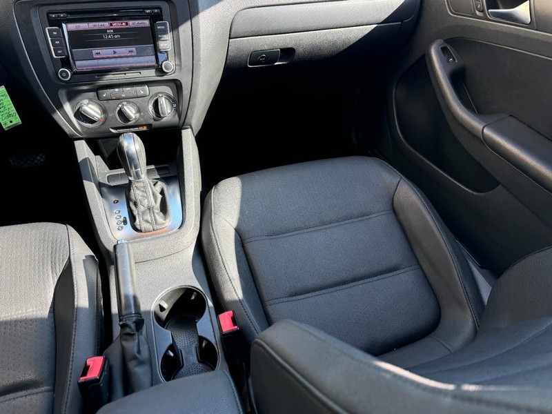Volkswagen Jetta Sedan Vehicle Image 15