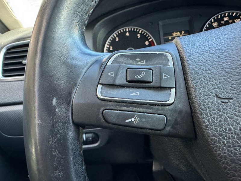 Volkswagen Jetta Sedan Vehicle Image 16