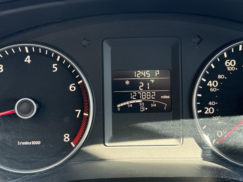 Volkswagen Jetta Sedan Vehicle Image 17