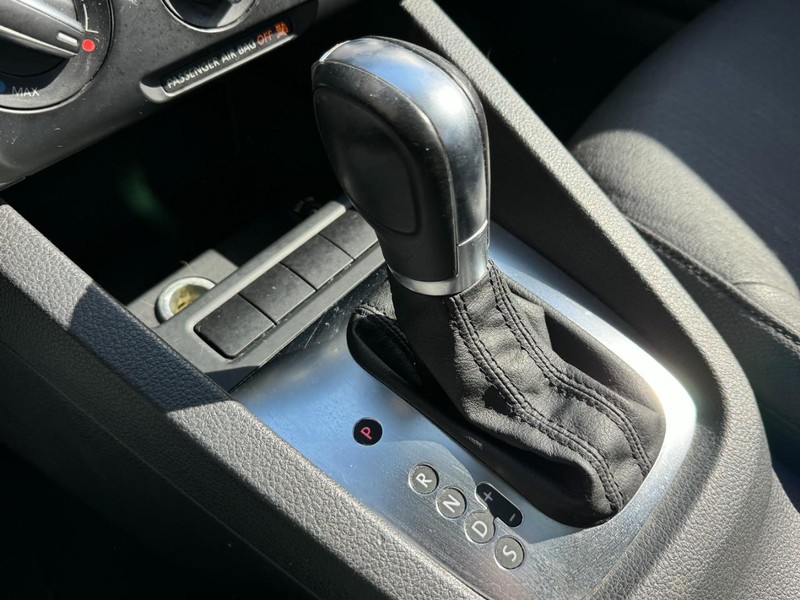 Volkswagen Jetta Sedan Vehicle Image 18