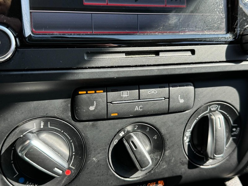 Volkswagen Jetta Sedan Vehicle Image 19