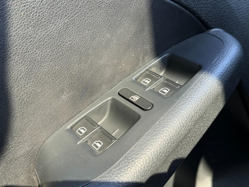 Volkswagen Jetta Sedan Vehicle Image 20