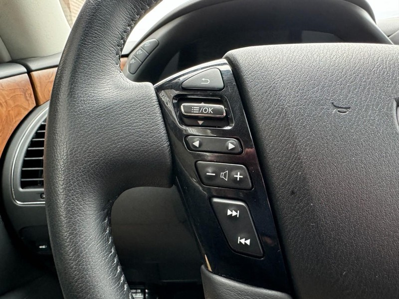 Nissan Armada Vehicle Image 19