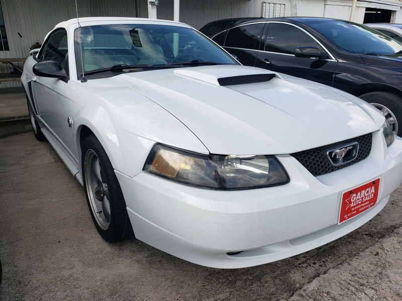 Ford Mustang Vehicle Full-screen Gallery Image 02