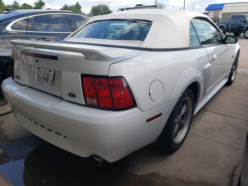 Ford Mustang Vehicle Full-screen Gallery Image 03