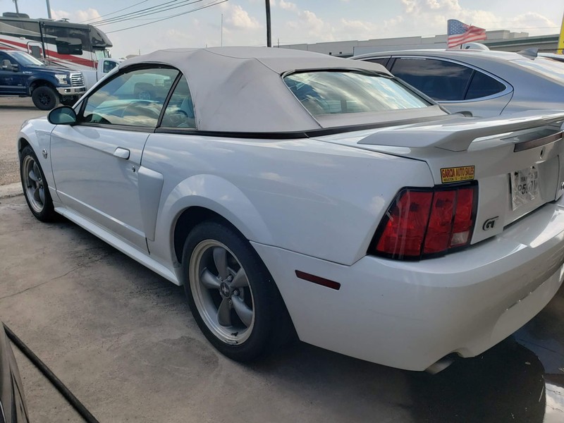 Ford Mustang Vehicle Full-screen Gallery Image 04