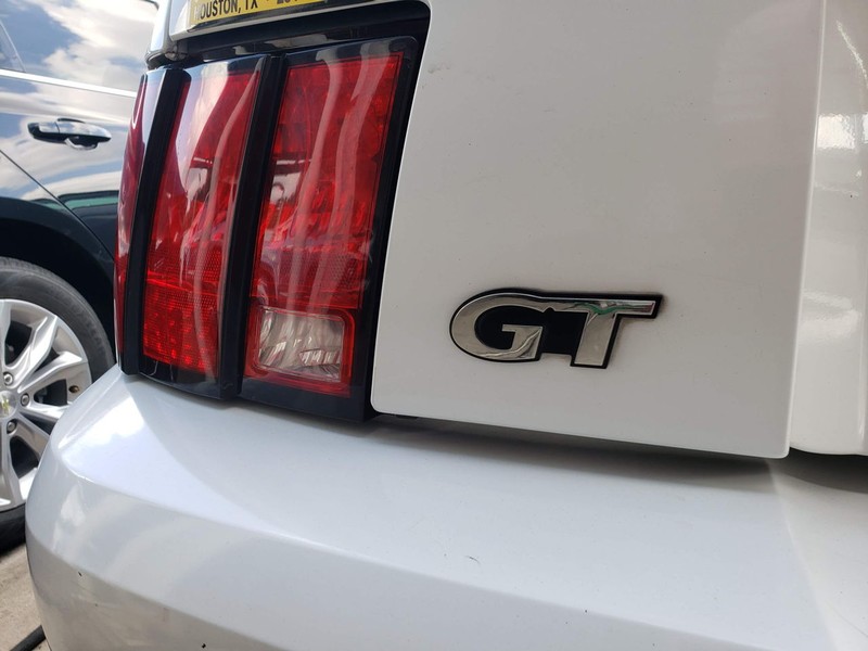 Ford Mustang Vehicle Full-screen Gallery Image 05