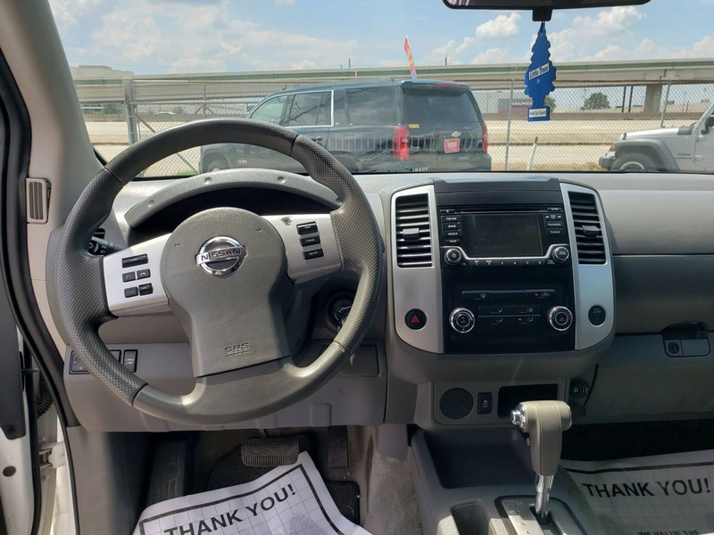 Nissan Frontier Vehicle Full-screen Gallery Image 04