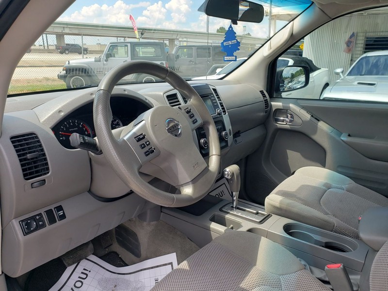Nissan Frontier Vehicle Full-screen Gallery Image 05