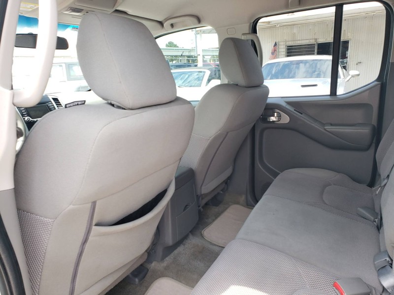 Nissan Frontier Vehicle Full-screen Gallery Image 06