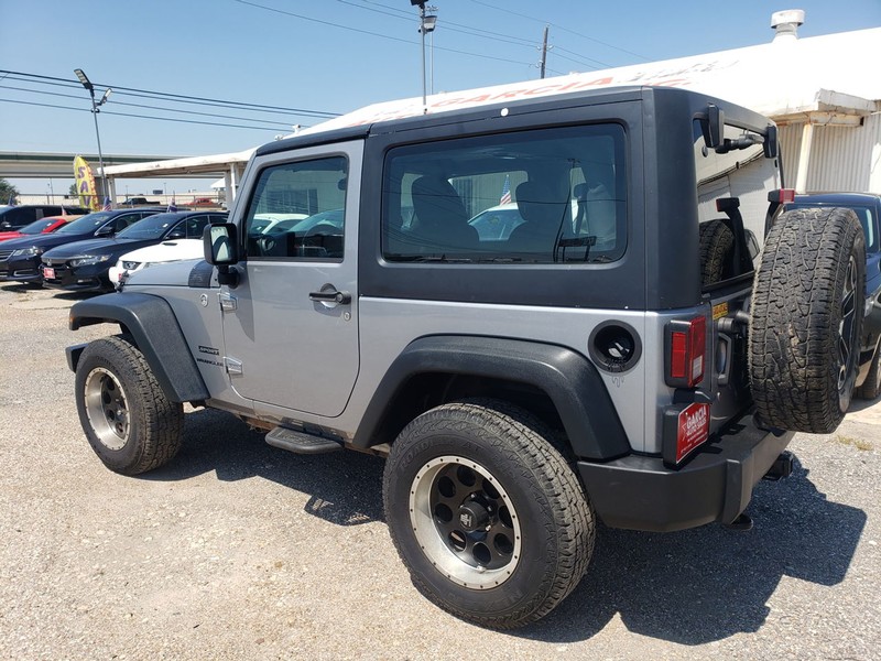 Jeep Wrangler Vehicle Full-screen Gallery Image 03