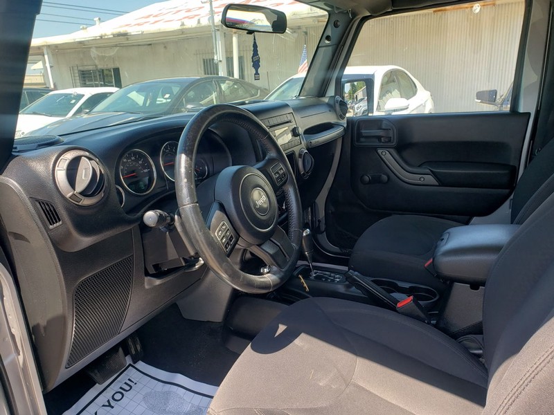 Jeep Wrangler Vehicle Full-screen Gallery Image 07