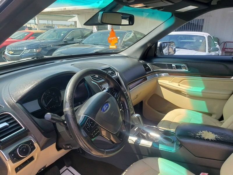 Ford Explorer Vehicle Full-screen Gallery Image 05