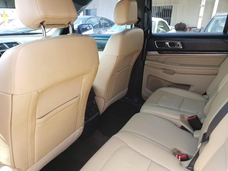 Ford Explorer Vehicle Full-screen Gallery Image 06