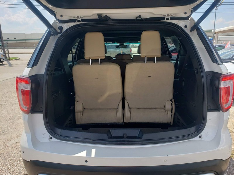 Ford Explorer Vehicle Full-screen Gallery Image 07