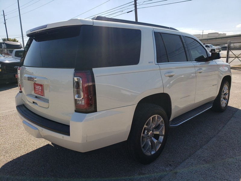 GMC Yukon Vehicle Full-screen Gallery Image 04