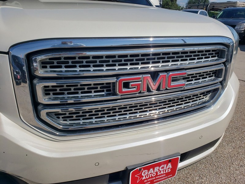 GMC Yukon Vehicle Full-screen Gallery Image 05