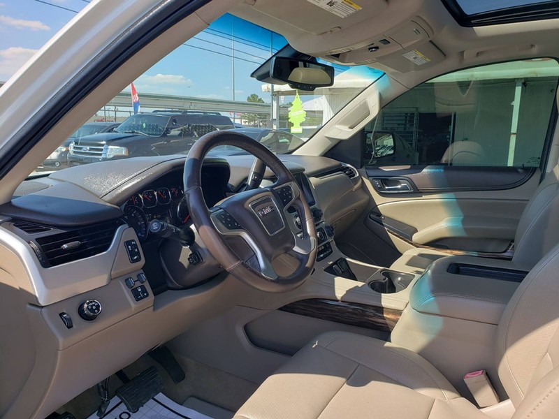 GMC Yukon Vehicle Full-screen Gallery Image 06