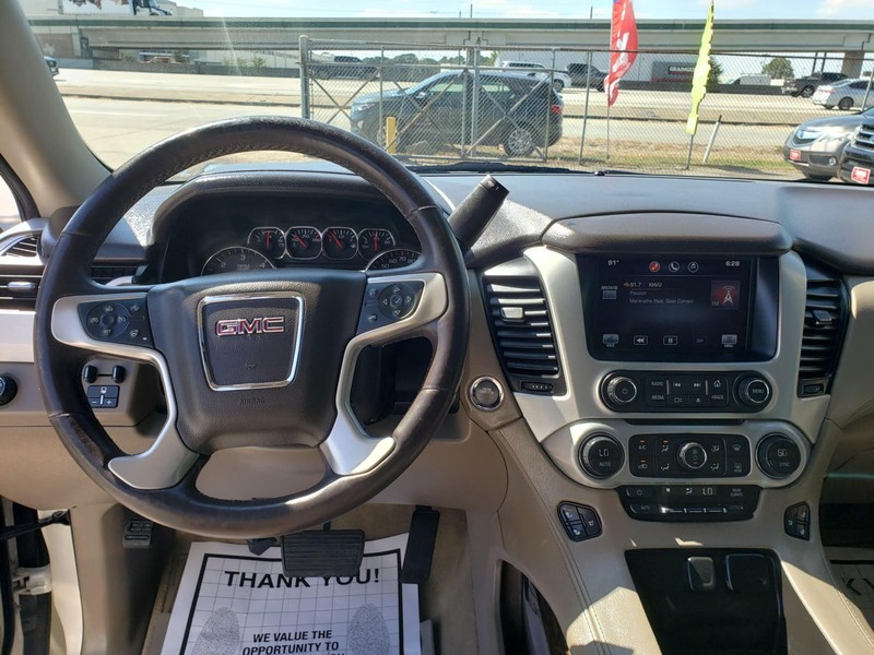 GMC Yukon Vehicle Full-screen Gallery Image 07