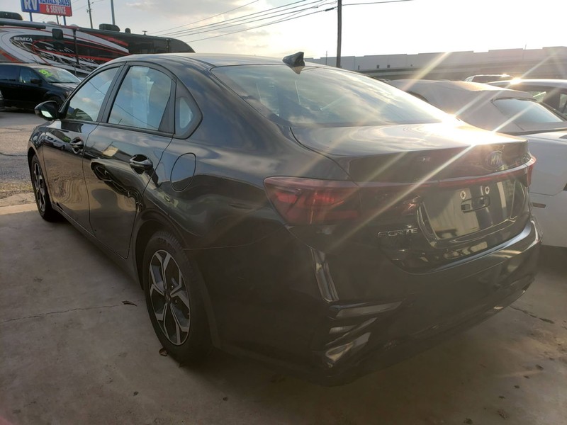 Kia Forte Vehicle Full-screen Gallery Image 04