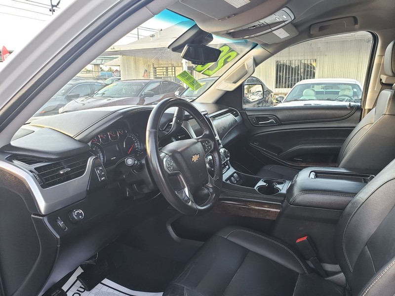 Chevrolet Suburban Vehicle Full-screen Gallery Image 05