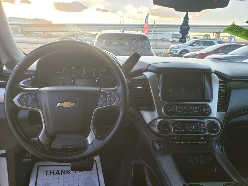 Chevrolet Suburban Vehicle Full-screen Gallery Image 06