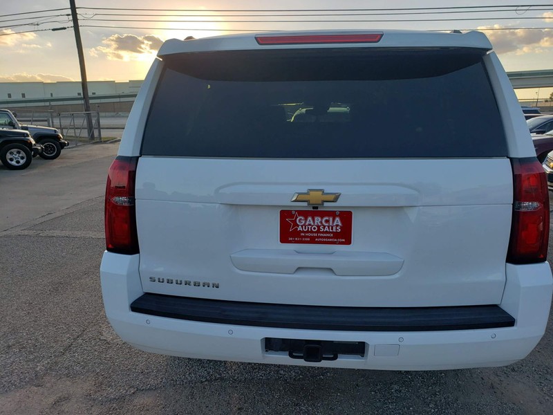 Chevrolet Suburban Vehicle Full-screen Gallery Image 08