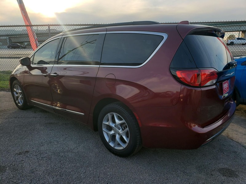 Chrysler Pacifica Vehicle Full-screen Gallery Image 02