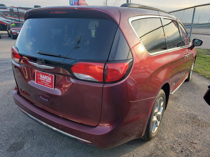 Chrysler Pacifica Vehicle Full-screen Gallery Image 03