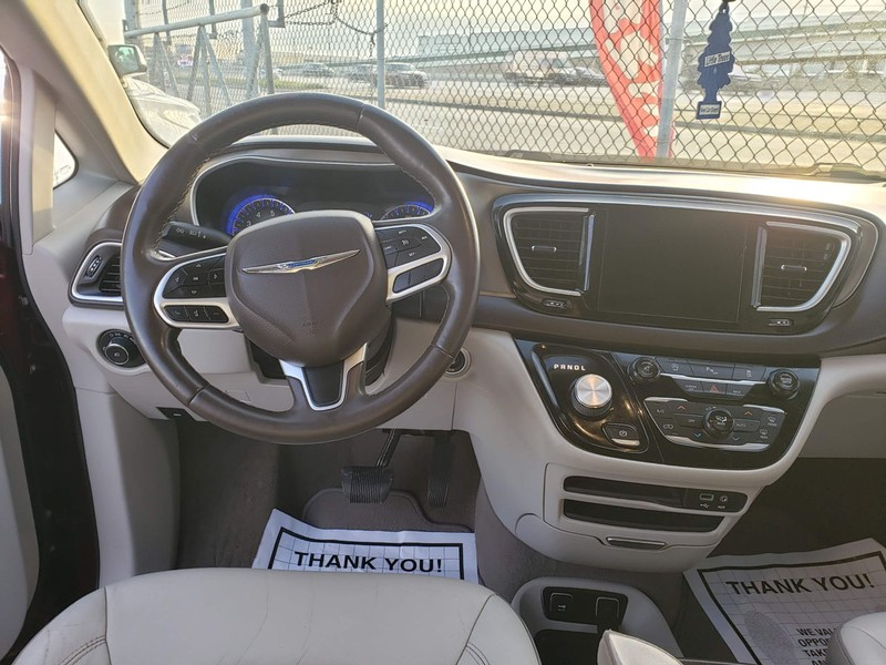 Chrysler Pacifica Vehicle Full-screen Gallery Image 04