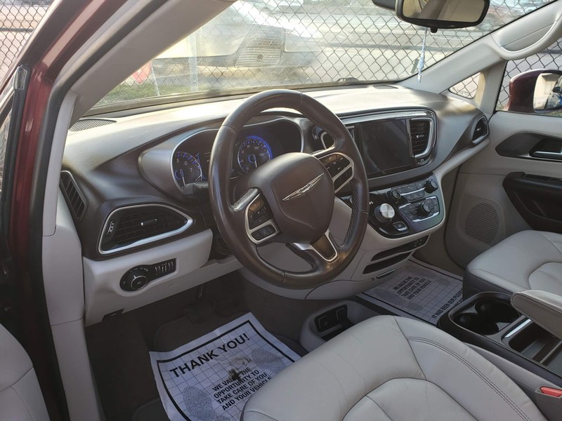 Chrysler Pacifica Vehicle Full-screen Gallery Image 05