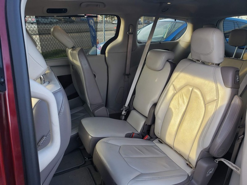 Chrysler Pacifica Vehicle Full-screen Gallery Image 06