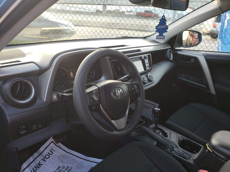 Toyota RAV4 Vehicle Full-screen Gallery Image 05