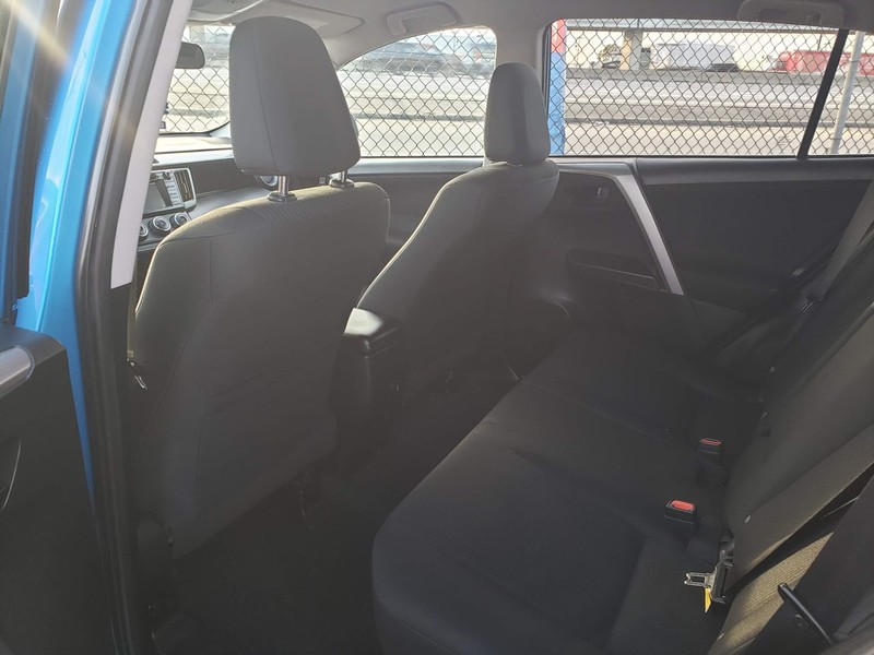 Toyota RAV4 Vehicle Full-screen Gallery Image 06