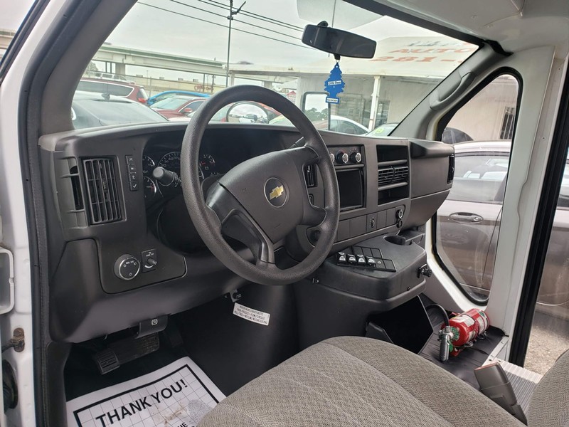 Chevrolet Express Vehicle Full-screen Gallery Image 05
