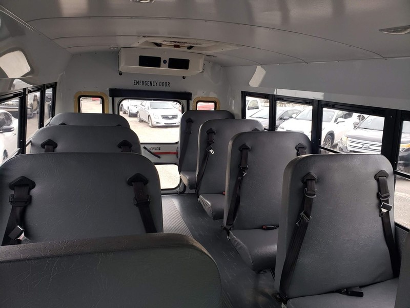 Chevrolet Express Vehicle Full-screen Gallery Image 06