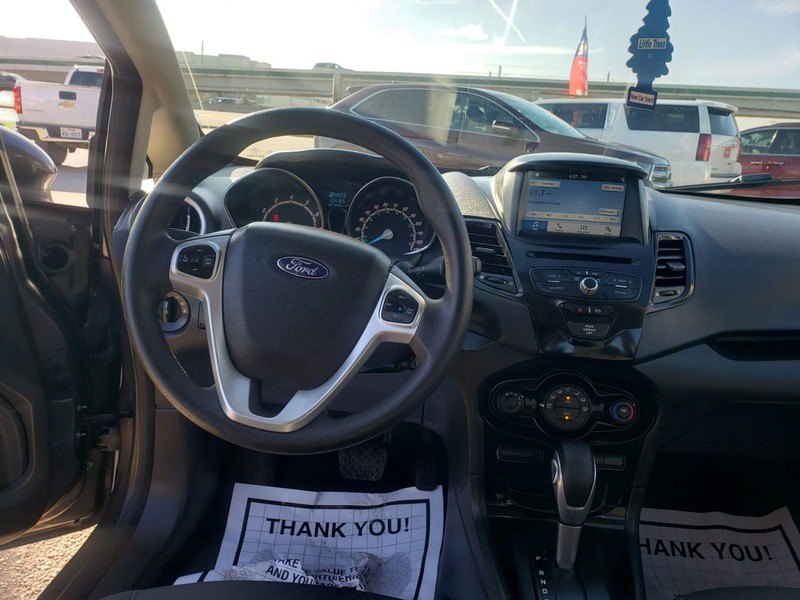 Ford Fiesta Hatchback Vehicle Full-screen Gallery Image 04