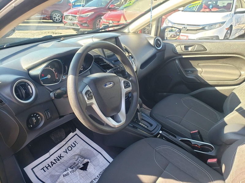 Ford Fiesta Hatchback Vehicle Full-screen Gallery Image 06