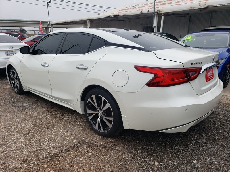 Nissan Maxima Vehicle Full-screen Gallery Image 02
