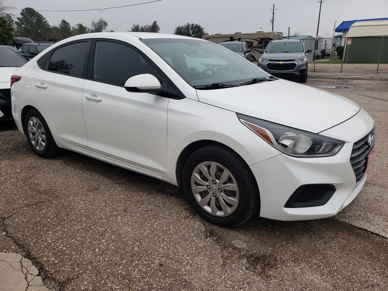 Hyundai Accent Vehicle Full-screen Gallery Image 03