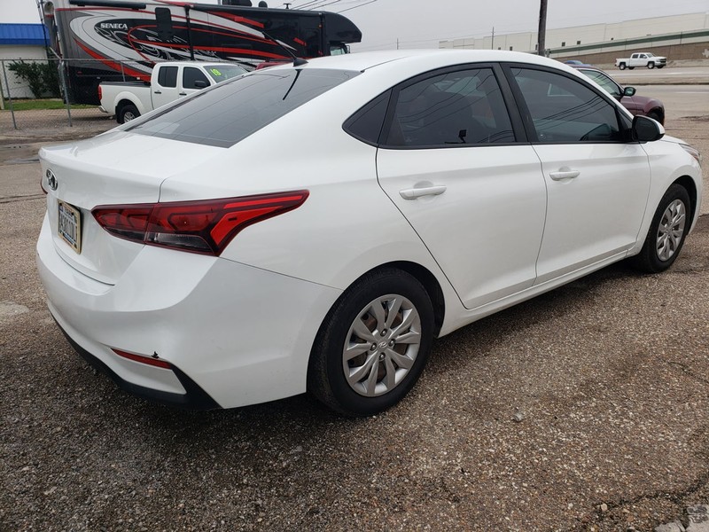 Hyundai Accent Vehicle Full-screen Gallery Image 04