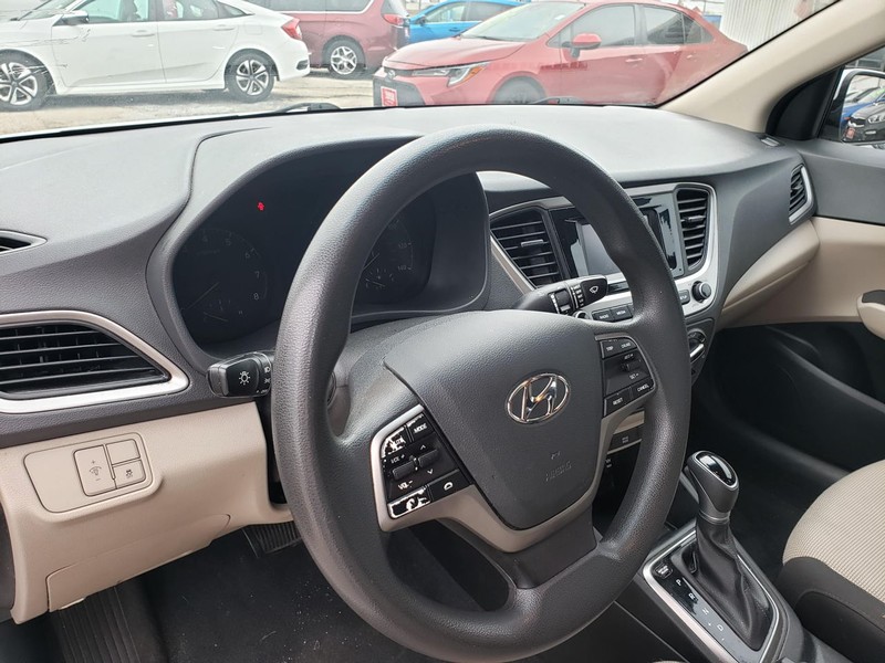 Hyundai Accent Vehicle Full-screen Gallery Image 05