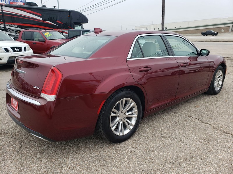 Chrysler 300 Vehicle Full-screen Gallery Image 02