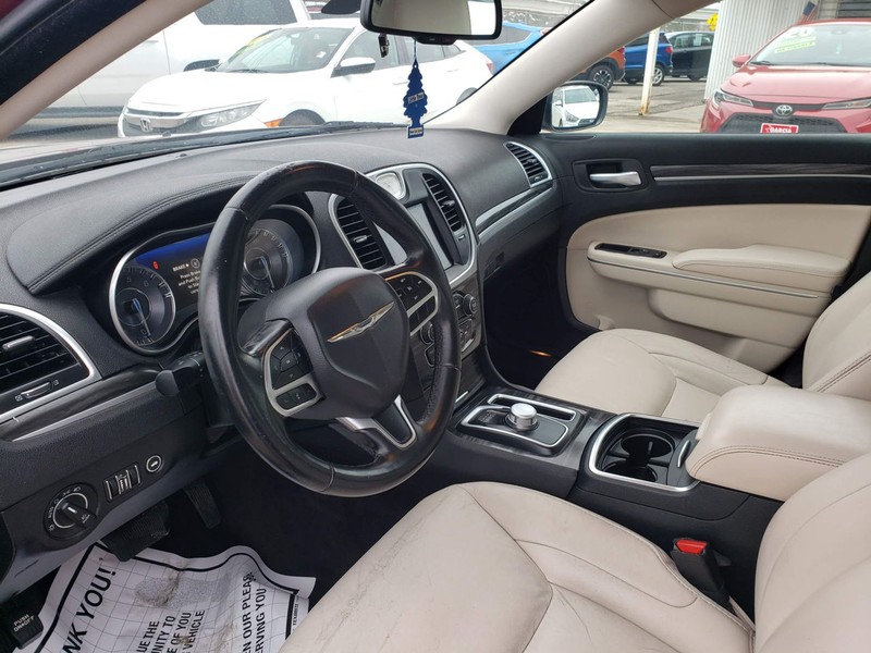 Chrysler 300 Vehicle Full-screen Gallery Image 05